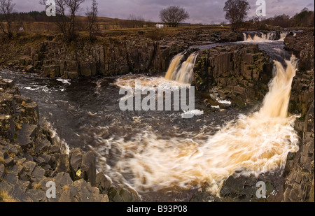 Vista panoramica di bassa forza cascata vicino a Middleton in Teesdale sul Fiume Tees, County Durham, Regno Unito Foto Stock