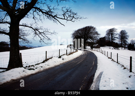 Snowy vicolo del paese vicino al villaggio di Dorset di eremo in Blackmoor Vale vicino Sherbourne Foto Stock