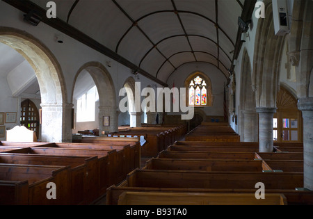Vista dal pulpito, del corridoio. Interno della chiesa di S. Giovanni Battista, circa 1080, nel villaggio di Boldre, Hampshire. Foto Stock