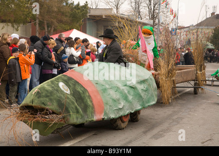 Il Pust annuale carnevale a Cerknica Slovenia 2009 Una celebrazione tradizionale dove la gente dress up per spaventare l'inverno Foto Stock