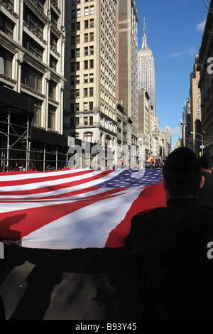 Grandi USA America bandiera essendo portato da molte persone a veterani parata del giorno nella città di New York STATI UNITI D'AMERICA Foto Stock