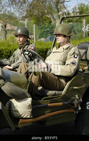 Due di noi gi i soldati in una jeep militari per una rievocazione durante una giornata commemorativa in Francia Foto Stock