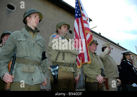 Noi GI soldati line up per una seconda guerra mondiale rievocazione durante una giornata commemorativa in Francia Foto Stock