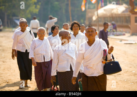 Donne cambogiane a piedi Festival Benedizione del nuovo tempio di Angkor Wat Cambogia complesse Foto Stock