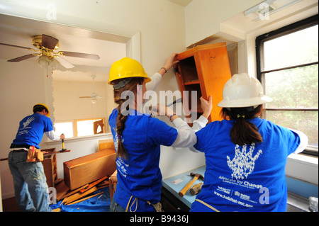 College volontari lavorano sul rinnovamento di una casa con il non-profit, gruppo Habitat per molla Humanity-Silver, Maryland, Stati Uniti d'America Foto Stock