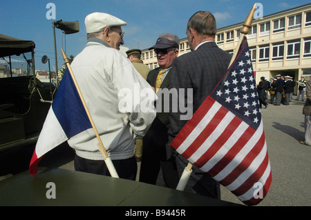 Un gruppo di vecchi WWII francese e di veterani di guerra americani durante una giornata commemorativa in Francia Foto Stock
