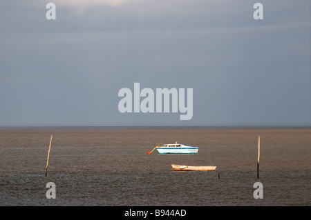 Due barche sul Fiume Swale nel Kent. Foto Stock