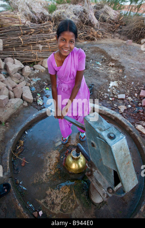 Ragazza indiana il pompaggio di acqua da un pozzo in Fatehpur Sikri India Foto Stock