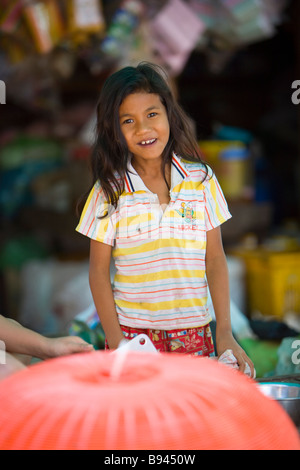 I giovani cambogiani ragazza fotografata su un'isola del fiume Mekong Phnom Penh Cambogia Foto Stock