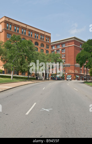 Texas Dallas Dealey Plaza segni X spot della prima gola colpo di assassinato il presidente John F Kennedy Foto Stock