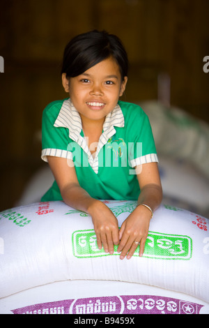 I giovani cambogiani ragazza Fotografata su un'isola del fiume Mekong Phnom Penh Cambogia Foto Stock