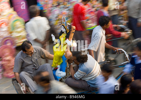 Sarasvati (femmina dio indù) idolo trasportato attraverso street in Kolkata o Calcutta, West Bengal, India Foto Stock