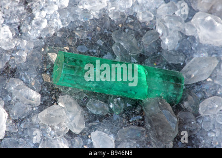 Emerald - Estratto in Colombia - Varietà di verde del minerale Berillo - colore verde da cromo durante la cristallizzazione Foto Stock