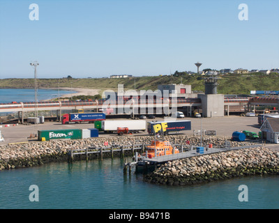 Il Porto dei Traghetti di Rosslare Wexford in Irlanda con la scialuppa di salvataggio irlandese ormeggiata in primo piano Foto Stock