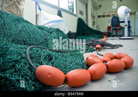 Israele pianure costiere Kibbutz Maagan Michael della pesca La pesca net essendo riparata Foto Stock