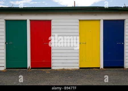 Quattro vecchi variopinte porte di legno in rosso giallo verde e blu Foto Stock