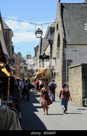 Giovane donna a piedi lungo Rue Vauban su La Ville vicino, Concarneau Foto Stock