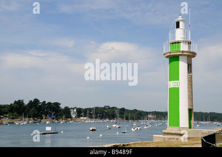 Le Coq faro affacciato sul fiume l'Odet estuario e il porto di Benodet Foto Stock