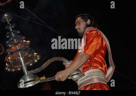 Brahman sacerdote Indù eseguendo la celebrazione di tramonto per il Gange Varanasi Foto Stock