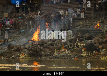 La cremazione sul Manikarnika Ghat Varanasi Foto Stock