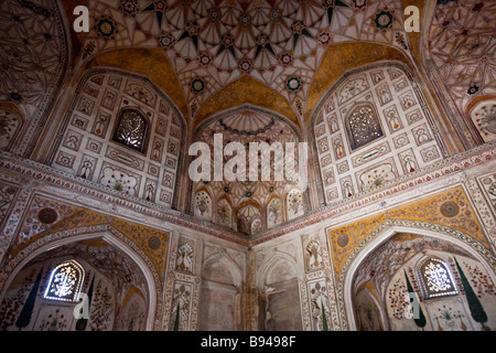 Tomba della Principessa Sultan Nithar Begam la sorella di Khusraw in Khusro Bagh in India Allahabad Foto Stock