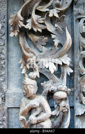 In teak intagliato le figure della mitologia buddista porte di decorazione pareti e tetti monastero Shwe In Bin Kyaung Mandalay Birmania Myanm Foto Stock