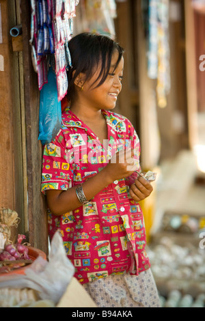 I giovani cambogiani ragazza Fotografata su un'isola del fiume Mekong Phnom Penh Cambogia Foto Stock