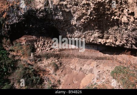 Egli la chiesa al Arbara Medhane Alem Etiopia costruito sul fianco di una collina Foto Stock