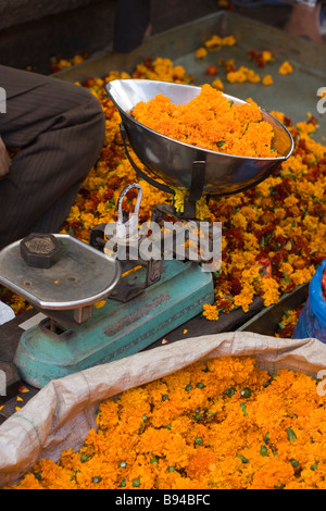 La vendita di fiori nel mercato Devaraja, Mysore, Karnataka, India Foto Stock