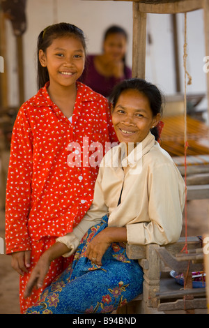 Donne cambogiane fotografato in corrispondenza di un'isola villaggio sul fiume Mekong Phnom Penh Cambogia Foto Stock