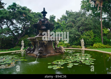 Grande fontana con ninfee e sculture che lo circonda. Foto Stock