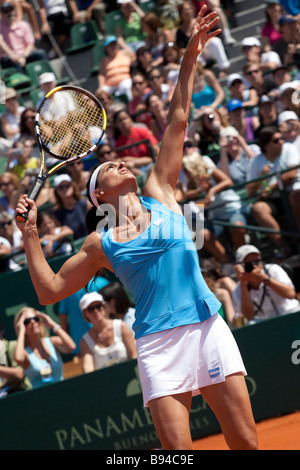 Gabriela Sabatini smashing una sfera in una raccolta di fondi match di tennis giocato contro Martina Navratilova a Buenos Aires Foto Stock