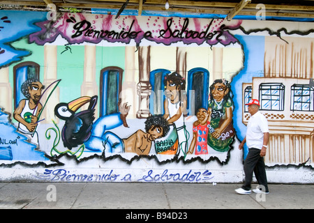 Dipinti naif illustrante le pareti di un edificio sito a Praça Municipal Praça Tomé de Souza Plaza Salvador Foto Stock