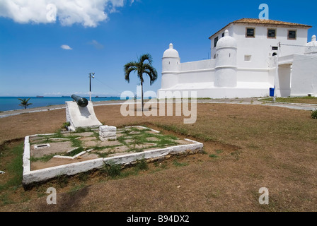 Colonial fort sul Monte Serrat punto sulla penisola di Itapagipe Salvador Foto Stock