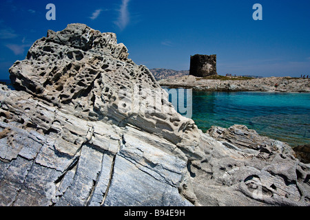 Le formazioni rocciose nella spiaggia della Pelosa e Isola Piana con il vecchio spagnolo torre di difesa in background. L'Isola dell'Asinara. Stintino. Provincia di Sassari. Sardegna. Italia Foto Stock