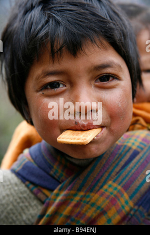 Annapurna Nepal 20 marzo 2008 Giovane ragazzo chiedendo del trekking per alcuni dolci e biscotti Foto Stock