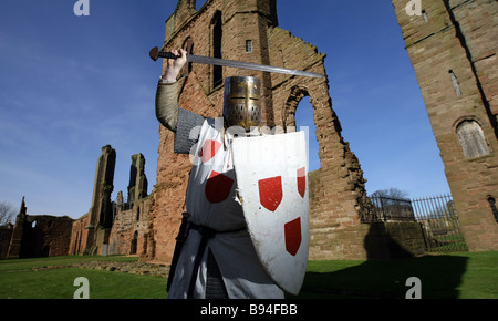 Attore vestito da Gilbert De La Hay presso la famosa e storicamente importanti resti di Arbroath Abbey in Scozia, Regno Unito Foto Stock