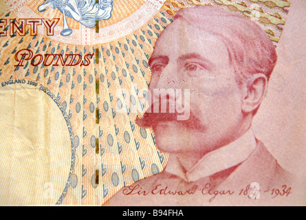 Una chiusura di un ritratto di Edward Elgar su una ventina di British pound nota. Foto Stock