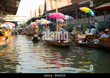 Mercato Galleggiante di Damnoen Saduak Provincia 60 miglia a chilometri di Bangkok in Thailandia Foto Stock