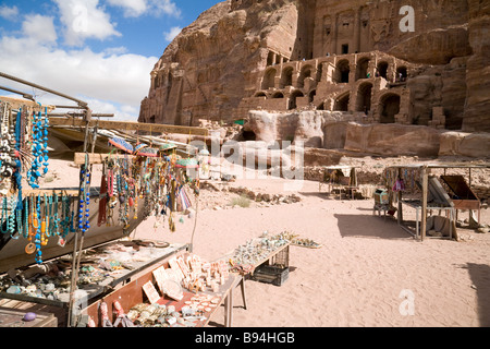 Souvenir turistici in stallo di fronte alla tomba di URN, Petra, Giordania Foto Stock