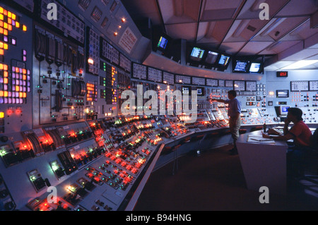 Produzione di energia, un impianto ad energia nucleare,sala di controllo Foto Stock