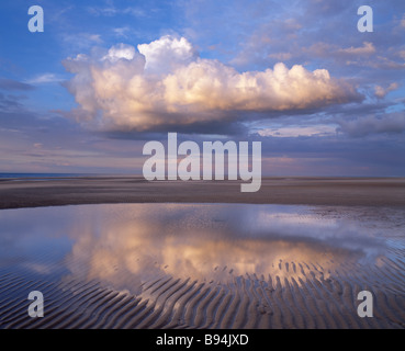 Il cloud su maree piscina sulla spiaggia a Holkham Bay sulla Costa North Norfolk REGNO UNITO Foto Stock