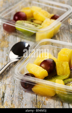 Insalata di frutta in un contenitore pronto per essere consumato Foto Stock