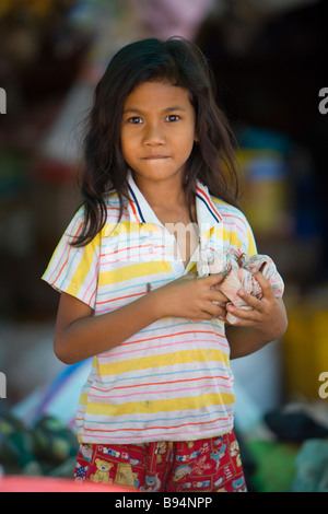 I giovani cambogiani ragazza Fotografata su un'isola del fiume Mekong Phnom Penh Cambogia Foto Stock