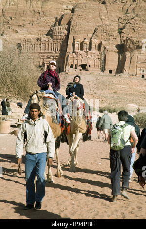 I turisti a cavallo di cammelli lungo la strada Collonaded, Petra, Giordania, Medio Oriente Foto Stock