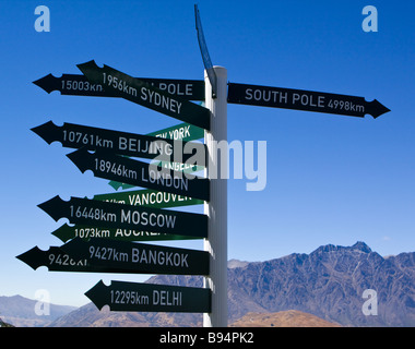 Cartello mondiale in Queenstown che mostra le principali città Foto Stock