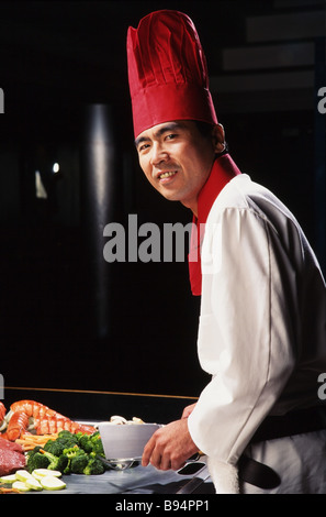 Display alimentari, ristorante gourmet, Giapponese lo chef prepara il cibo in tavola griglia Foto Stock
