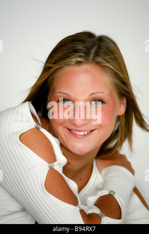 Ritratti naturali di un attraente, bionda, dagli occhi blu ragazza adolescente Foto Stock