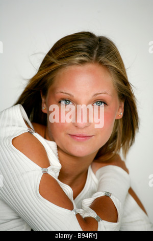 Ritratti naturali di un attraente, bionda, dagli occhi blu ragazza adolescente Foto Stock