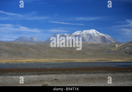 Sabancaya (a sinistra) e vulcani Ampato e Laguna Mucurca, vicino a Cabanaconde, Arequipa Regione, Perù Foto Stock